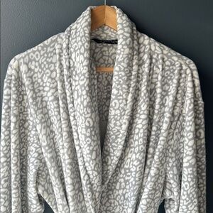 🩶 NOIRE BY JASMINE ROSE women’s Robe large XL gray white animal print like new